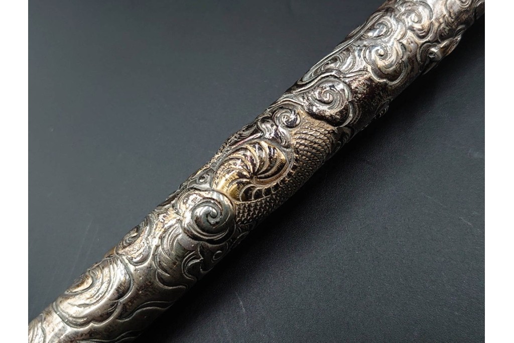 大峰刻　金象嵌　緻密な雲龍図が見事な銀製の煙管　共箱付き　(R-086661)