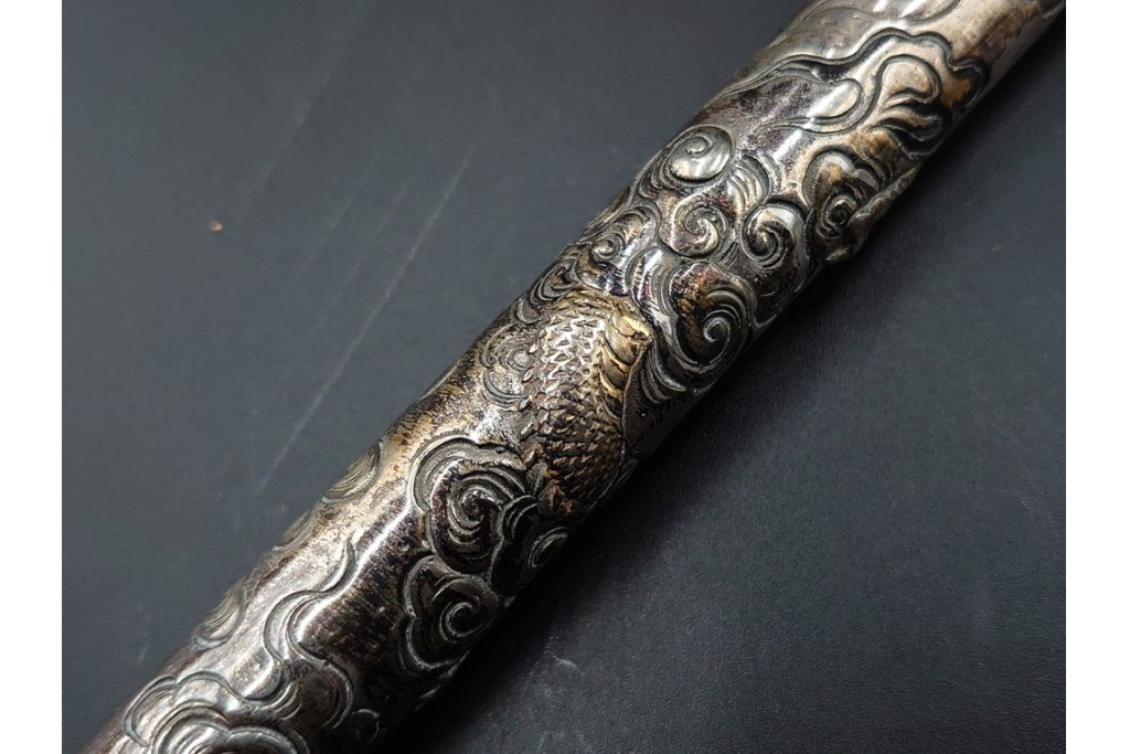 大峰刻　金象嵌　緻密な雲龍図が見事な銀製の煙管　共箱付き　(R-086661)