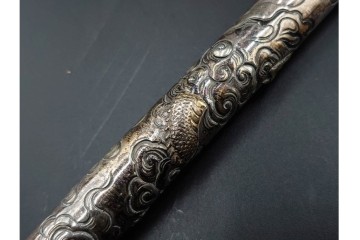 大峰刻　金象嵌　緻密な雲龍図が見事な銀製の煙管　共箱付き　(R-086661)