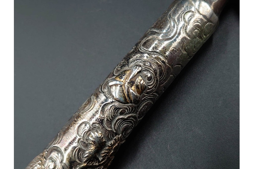 大峰刻　金象嵌　緻密な雲龍図が見事な銀製の煙管　共箱付き　(R-086661)