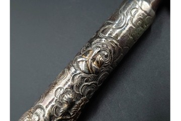 大峰刻　金象嵌　緻密な雲龍図が見事な銀製の煙管　共箱付き　(R-086661)