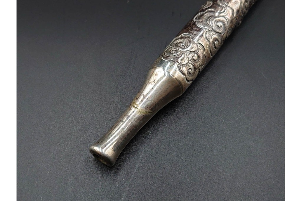 大峰刻　金象嵌　緻密な雲龍図が見事な銀製の煙管　共箱付き　(R-086661)