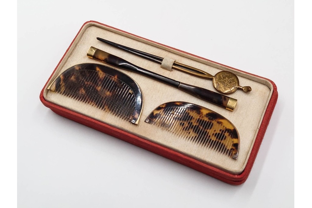 大正～昭和初期　べっ甲(鼈甲)　K20(20金)　K18(18金)　金蒔絵　櫛2点・笄1点・簪1点のセット　ケース付き　(R-086662)