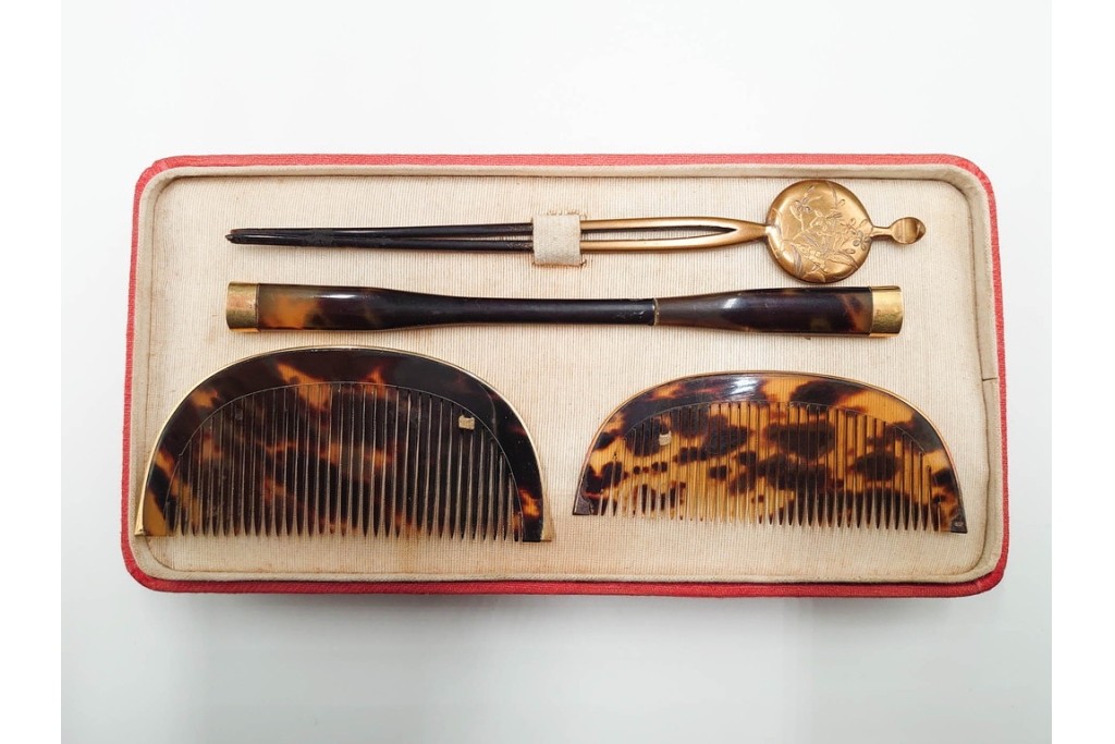 大正～昭和初期　べっ甲(鼈甲)　K20(20金)　K18(18金)　金蒔絵　櫛2点・笄1点・簪1点のセット　ケース付き　(R-086662)