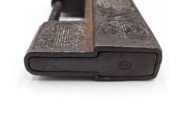 李朝時代　銀象嵌　時代を重ねた趣ある錠前　鍵付き　(R-086664)