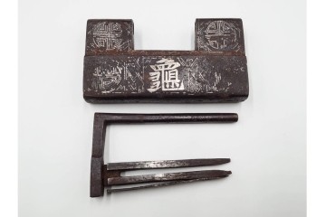 李朝時代　銀象嵌　時代を重ねた趣ある錠前　鍵付き　(R-086664)