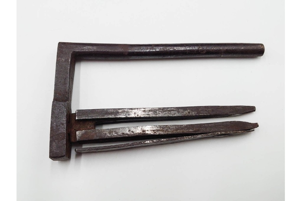 李朝時代　銀象嵌　時代を重ねた趣ある錠前　鍵付き　(R-086664)