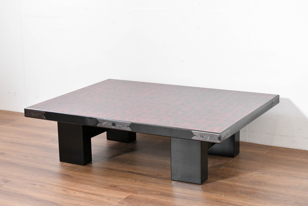 中古　美品　艶やかな輪島塗に手打ち金具をあしらった座卓　定価約135万円　(R-086681)