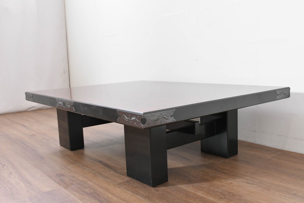 中古　美品　艶やかな輪島塗に手打ち金具をあしらった座卓　定価約135万円　(R-086681)