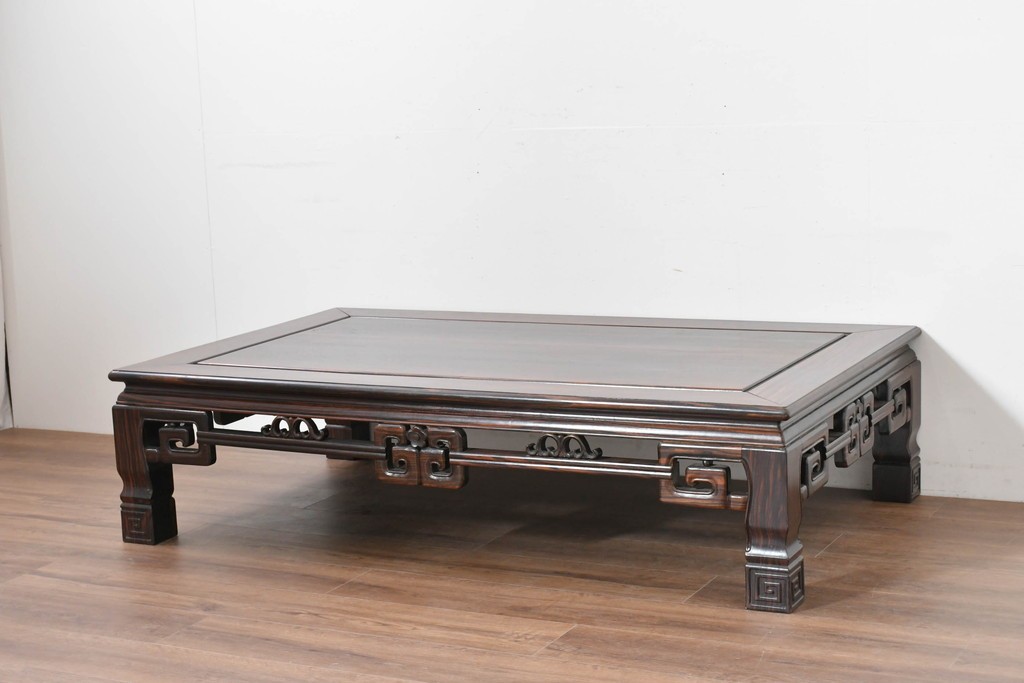 和製ヴィンテージ　黒檀(コクタン)材ならではの重厚感が際立つ凝った装飾の座卓　(R-086682)