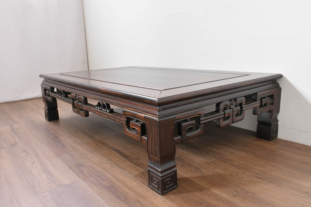 和製ヴィンテージ　黒檀(コクタン)材ならではの重厚感が際立つ凝った装飾の座卓　(R-086682)