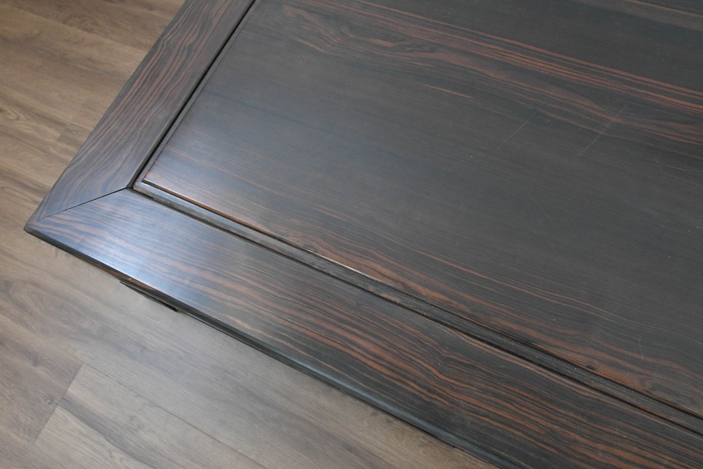 和製ヴィンテージ　黒檀(コクタン)材ならではの重厚感が際立つ凝った装飾の座卓　(R-086682)