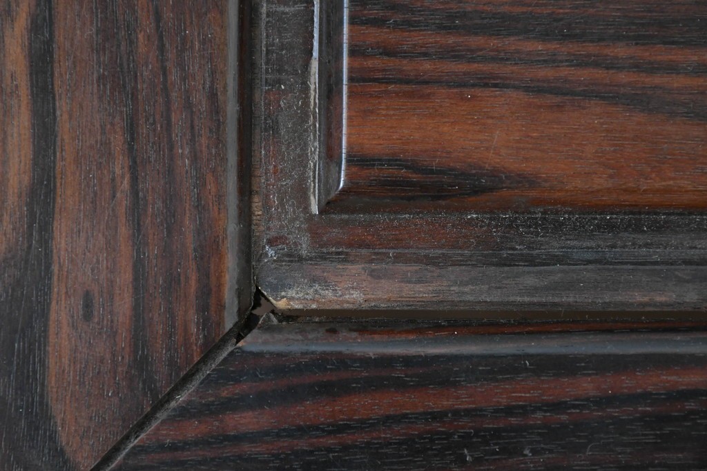 和製ヴィンテージ　黒檀(コクタン)材ならではの重厚感が際立つ凝った装飾の座卓　(R-086682)