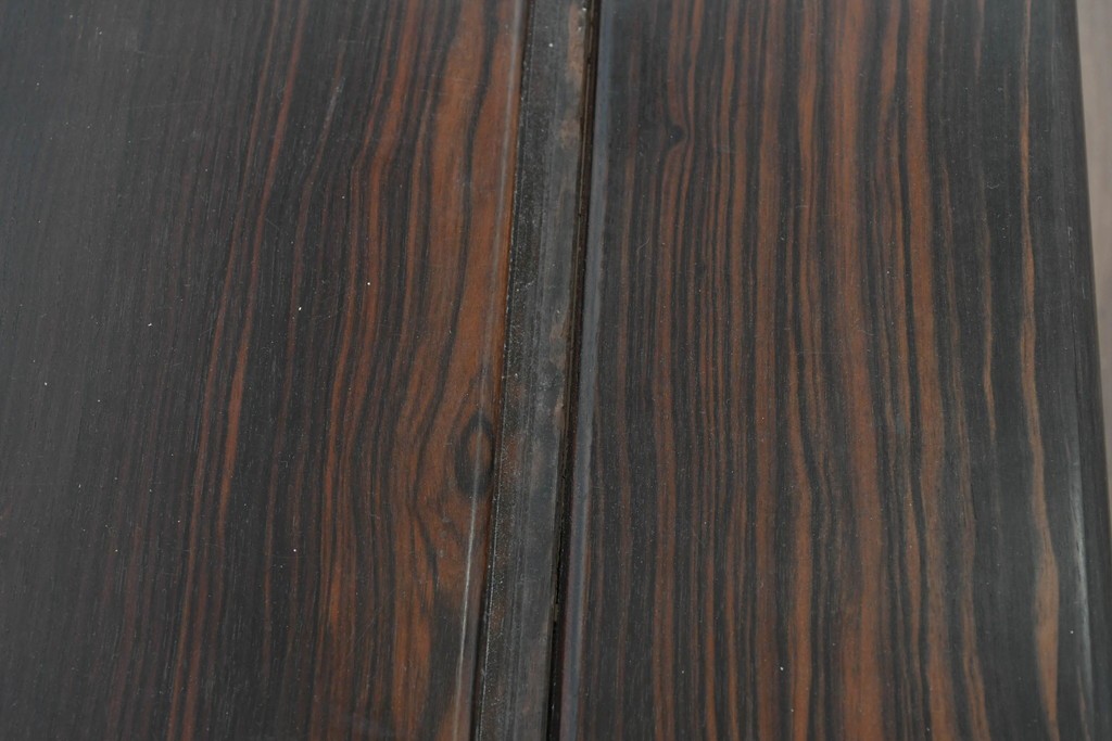 和製ヴィンテージ　黒檀(コクタン)材ならではの重厚感が際立つ凝った装飾の座卓　(R-086682)