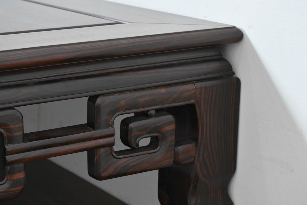 和製ヴィンテージ　黒檀(コクタン)材ならではの重厚感が際立つ凝った装飾の座卓　(R-086682)