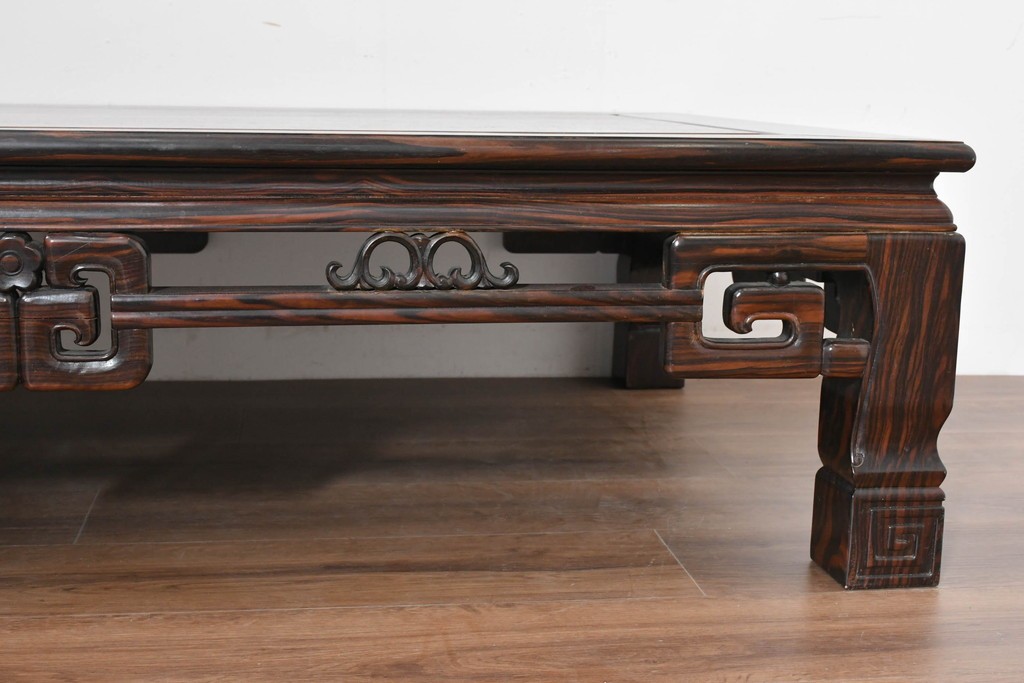 和製ヴィンテージ　黒檀(コクタン)材ならではの重厚感が際立つ凝った装飾の座卓　(R-086682)