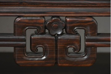 和製ヴィンテージ　黒檀(コクタン)材ならではの重厚感が際立つ凝った装飾の座卓　(R-086682)