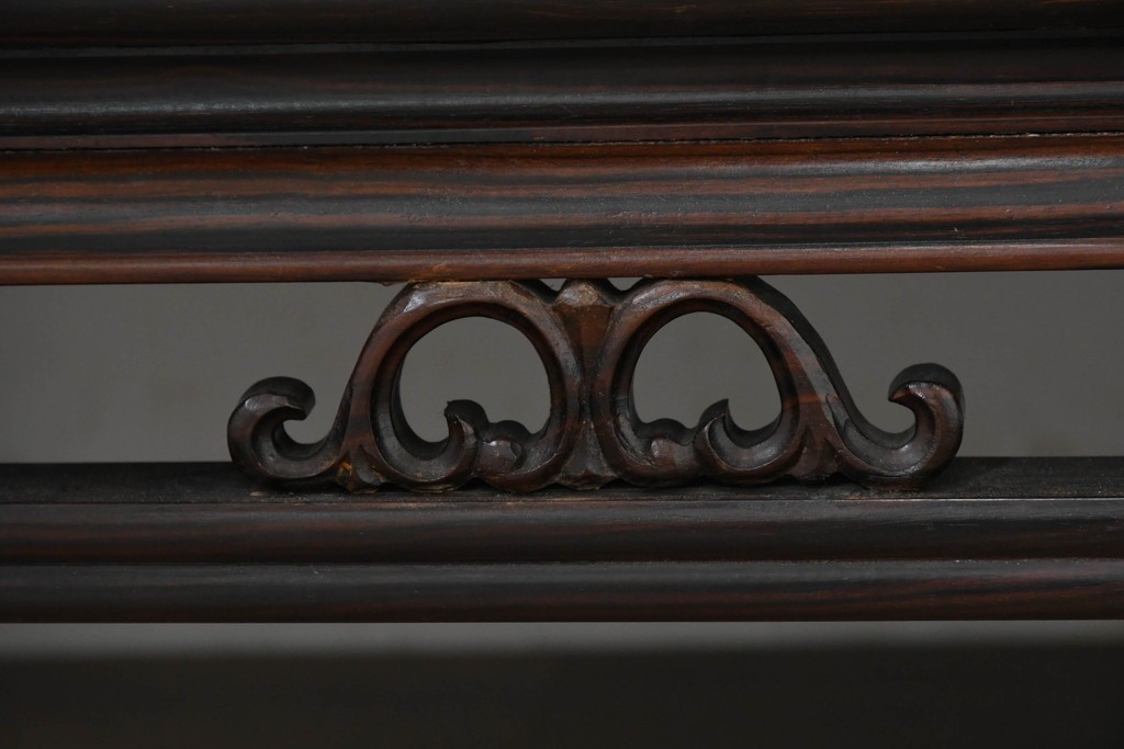 和製ヴィンテージ　黒檀(コクタン)材ならではの重厚感が際立つ凝った装飾の座卓　(R-086682)