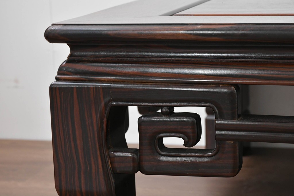 和製ヴィンテージ　黒檀(コクタン)材ならではの重厚感が際立つ凝った装飾の座卓　(R-086682)