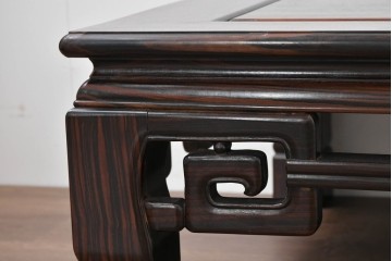 和製ヴィンテージ　黒檀(コクタン)材ならではの重厚感が際立つ凝った装飾の座卓　(R-086682)