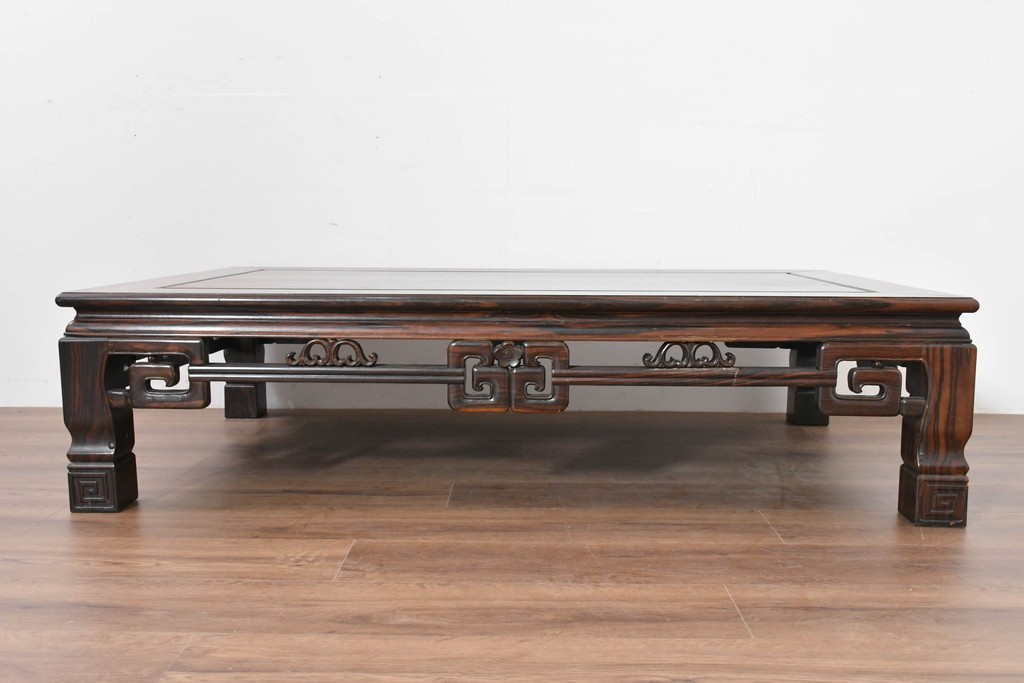 和製ヴィンテージ　黒檀(コクタン)材ならではの重厚感が際立つ凝った装飾の座卓　(R-086682)