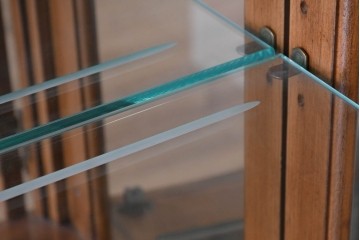 中古　美品　希少モデル　DREXEL HERITAGE(ドレクセルヘリテイジ)　パーケットリー装飾入りのアンティーク調ミラーバックキャビネット　(R-086683)