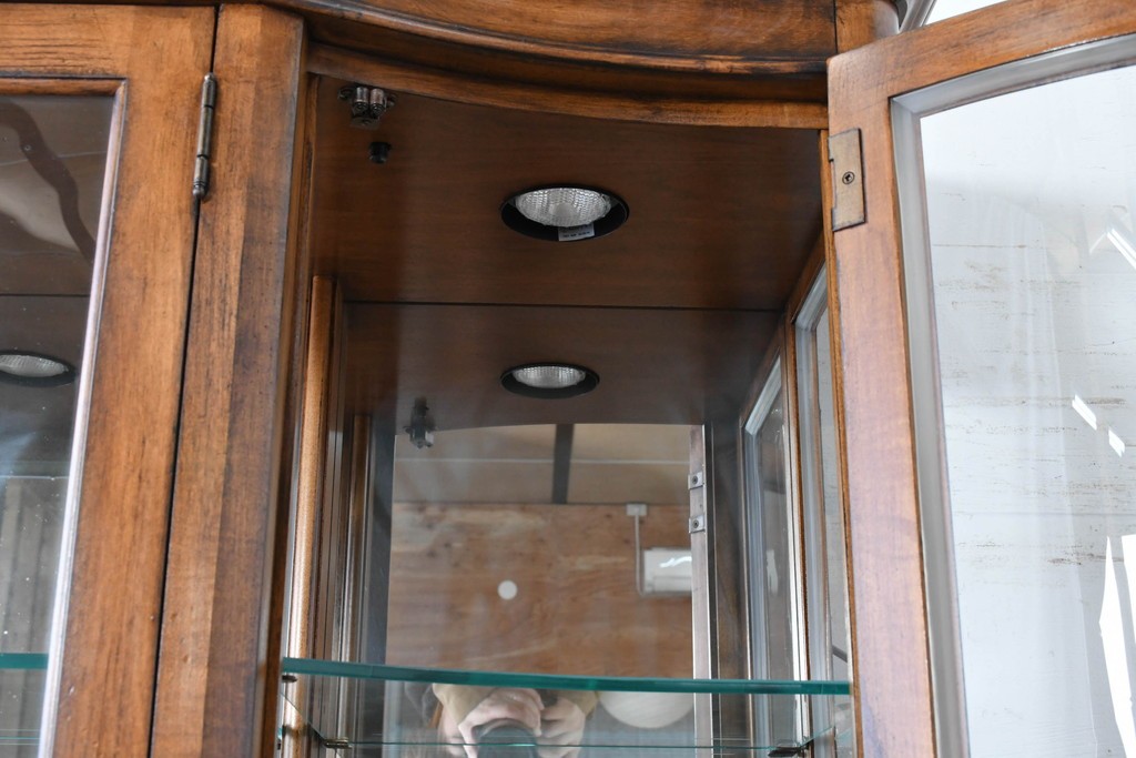 中古　美品　希少モデル　DREXEL HERITAGE(ドレクセルヘリテイジ)　パーケットリー装飾入りのアンティーク調ミラーバックキャビネット　(R-086683)