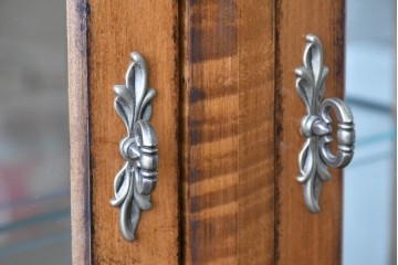 中古　美品　希少モデル　DREXEL HERITAGE(ドレクセルヘリテイジ)　パーケットリー装飾入りのアンティーク調ミラーバックキャビネット　(R-086683)