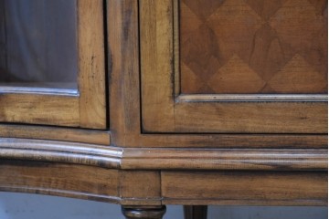 中古　美品　希少モデル　DREXEL HERITAGE(ドレクセルヘリテイジ)　パーケットリー装飾入りのアンティーク調ミラーバックキャビネット　(R-086683)