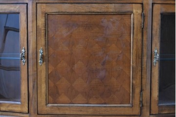 中古　美品　希少モデル　DREXEL HERITAGE(ドレクセルヘリテイジ)　パーケットリー装飾入りのアンティーク調ミラーバックキャビネット　(R-086683)