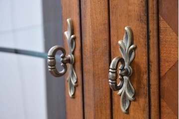 中古　美品　希少モデル　DREXEL HERITAGE(ドレクセルヘリテイジ)　パーケットリー装飾入りのアンティーク調ミラーバックキャビネット　(R-086683)