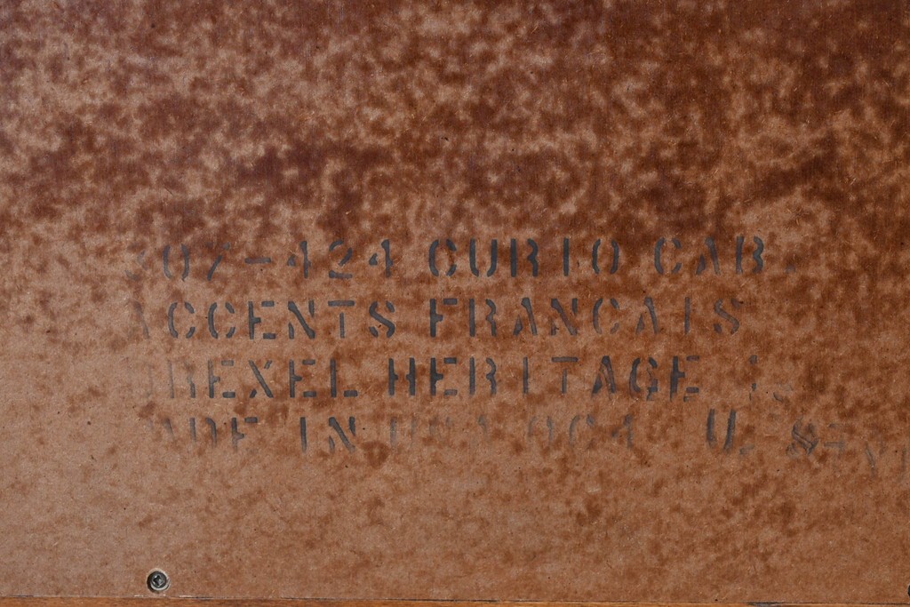 中古　美品　希少モデル　DREXEL HERITAGE(ドレクセルヘリテイジ)　パーケットリー装飾入りのアンティーク調ミラーバックキャビネット　(R-086683)