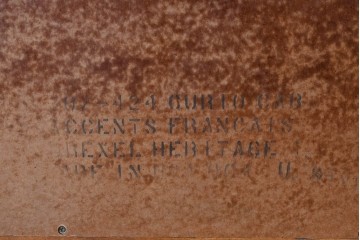 中古　美品　希少モデル　DREXEL HERITAGE(ドレクセルヘリテイジ)　パーケットリー装飾入りのアンティーク調ミラーバックキャビネット　(R-086683)