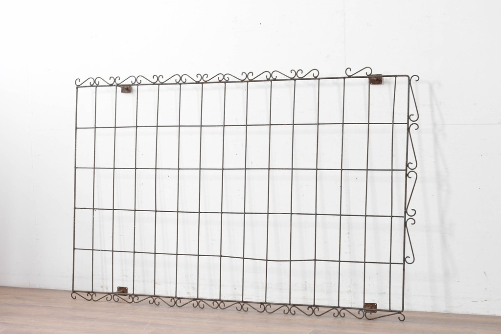 【簡易リペア限定品】　和製アンティーク　和洋折衷を感じるデザインの大きなアイアン面格子　(R-086684)