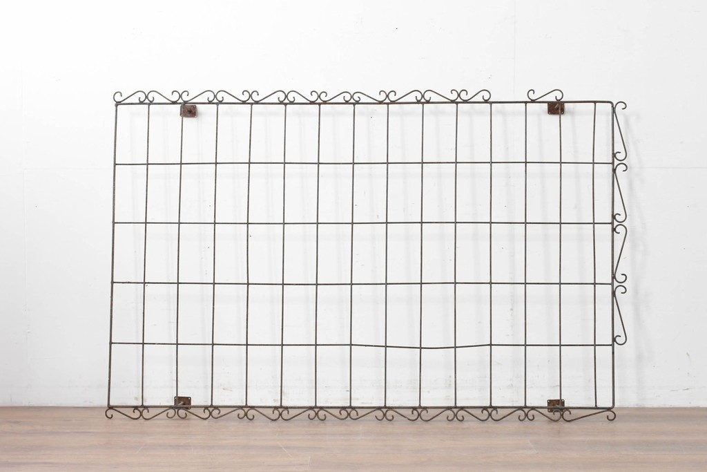 【簡易リペア限定品】　和製アンティーク　和洋折衷を感じるデザインの大きなアイアン面格子　(R-086684)