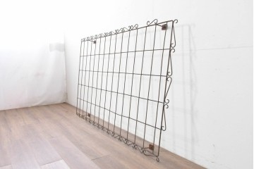 【簡易リペア限定品】　和製アンティーク　和洋折衷を感じるデザインの大きなアイアン面格子　(R-086684)