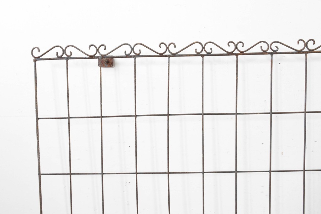 【簡易リペア限定品】　和製アンティーク　和洋折衷を感じるデザインの大きなアイアン面格子　(R-086684)