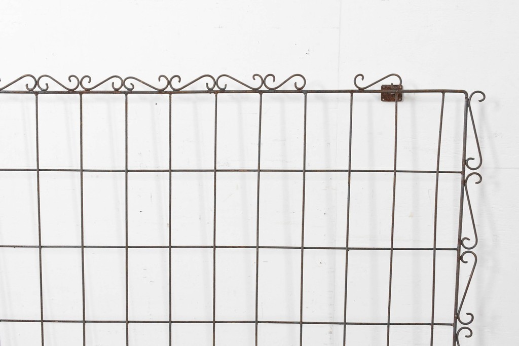 【簡易リペア限定品】　和製アンティーク　和洋折衷を感じるデザインの大きなアイアン面格子　(R-086684)