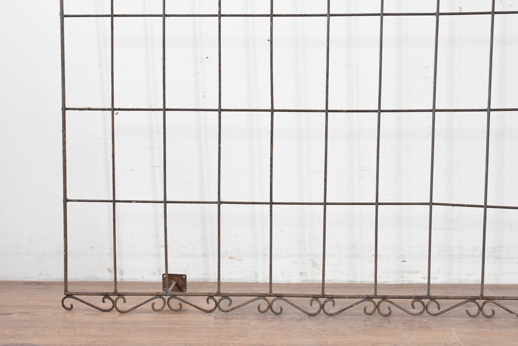 【簡易リペア限定品】　和製アンティーク　和洋折衷を感じるデザインの大きなアイアン面格子　(R-086684)