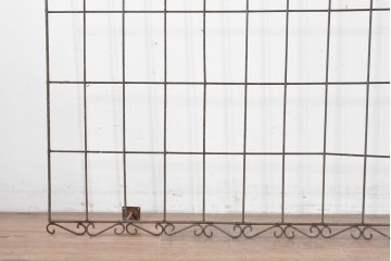 【簡易リペア限定品】　和製アンティーク　和洋折衷を感じるデザインの大きなアイアン面格子　(R-086684)