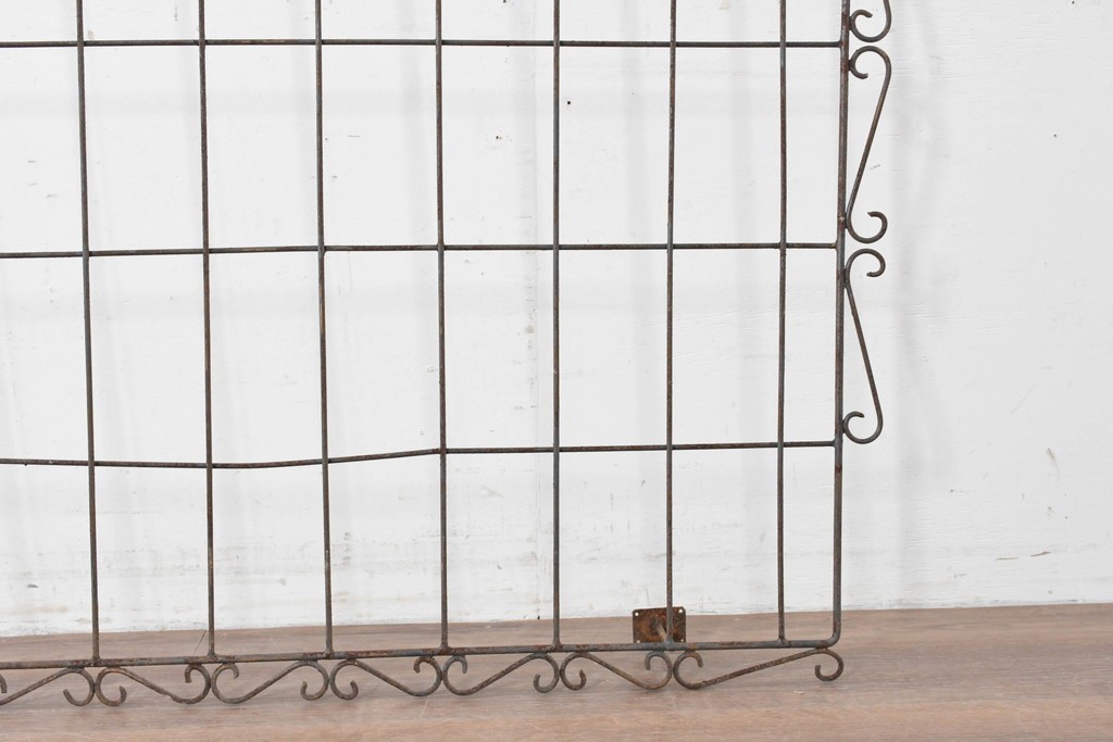 【簡易リペア限定品】　和製アンティーク　和洋折衷を感じるデザインの大きなアイアン面格子　(R-086684)
