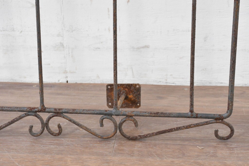 【簡易リペア限定品】　和製アンティーク　和洋折衷を感じるデザインの大きなアイアン面格子　(R-086684)