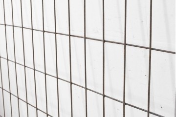 【簡易リペア限定品】　和製アンティーク　和洋折衷を感じるデザインの大きなアイアン面格子　(R-086684)