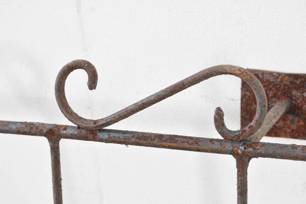 【簡易リペア限定品】　和製アンティーク　和洋折衷を感じるデザインの大きなアイアン面格子　(R-086684)