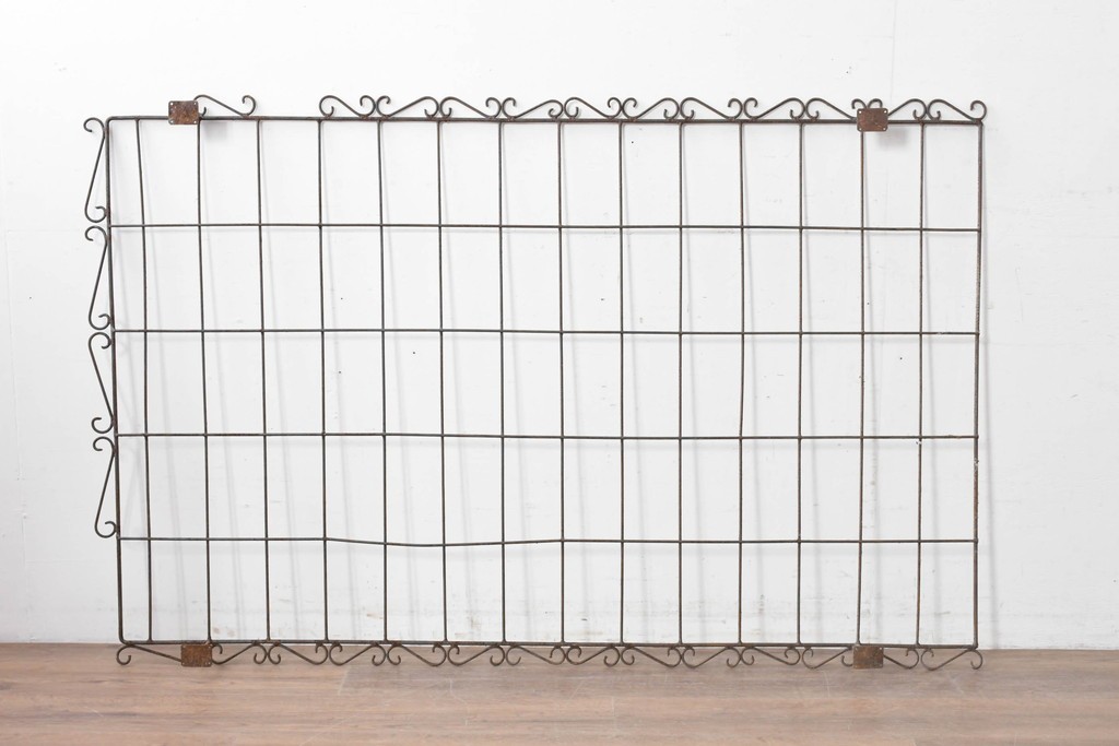 【簡易リペア限定品】　和製アンティーク　和洋折衷を感じるデザインの大きなアイアン面格子　(R-086684)