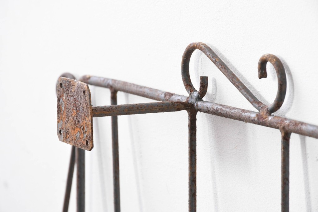 【簡易リペア限定品】　和製アンティーク　和洋折衷を感じるデザインの大きなアイアン面格子　(R-086684)