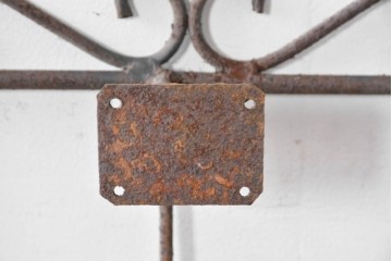 【簡易リペア限定品】　和製アンティーク　和洋折衷を感じるデザインの大きなアイアン面格子　(R-086684)