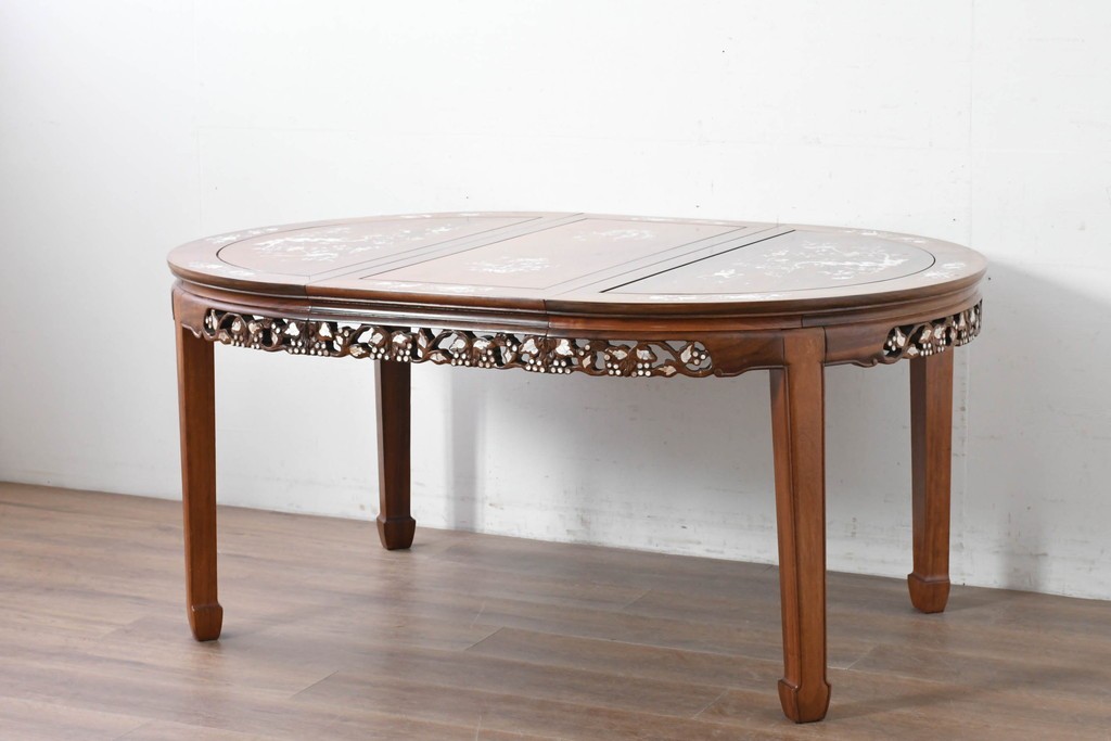 アジアンヴィンテージ　花梨(カリン)材　透かし彫りに螺鈿象嵌を施した贅沢な装飾のエクステンションダイニングテーブル　(R-086688)
