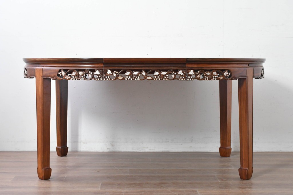 アジアンヴィンテージ　花梨(カリン)材　透かし彫りに螺鈿象嵌を施した贅沢な装飾のエクステンションダイニングテーブル　(R-086688)