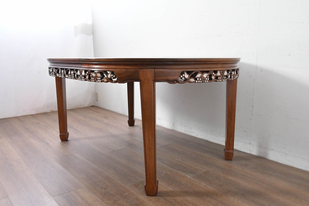 アジアンヴィンテージ　花梨(カリン)材　透かし彫りに螺鈿象嵌を施した贅沢な装飾のエクステンションダイニングテーブル　(R-086688)